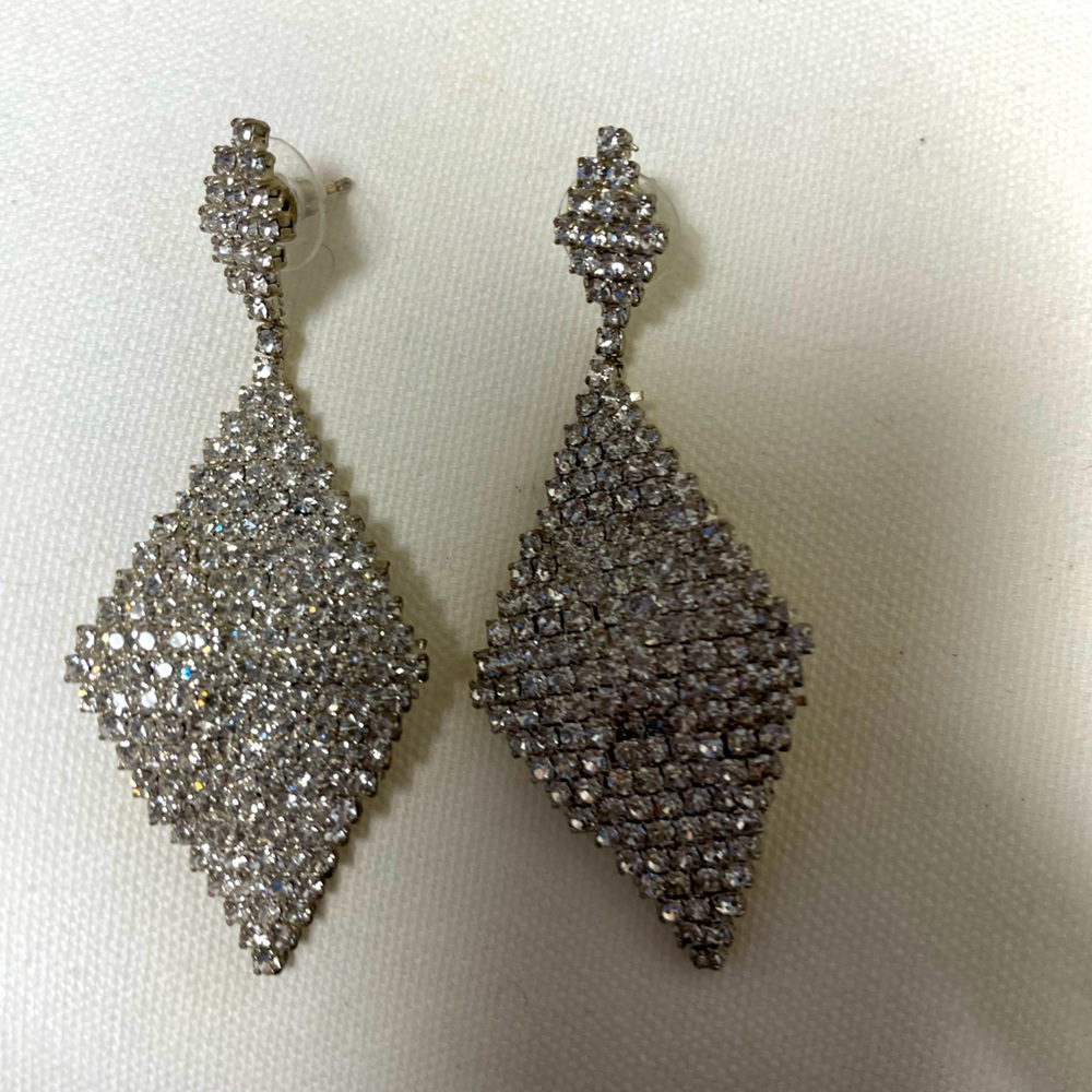 Elegant Silver Diamond-Shaped Earrings
